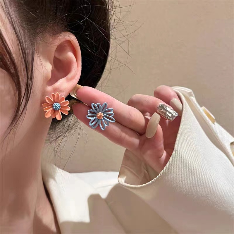 [Bayar Di Tempat] Anting Bunga Segar Manis Berongga Asimetris Anting Daisy Kecil Temperamen