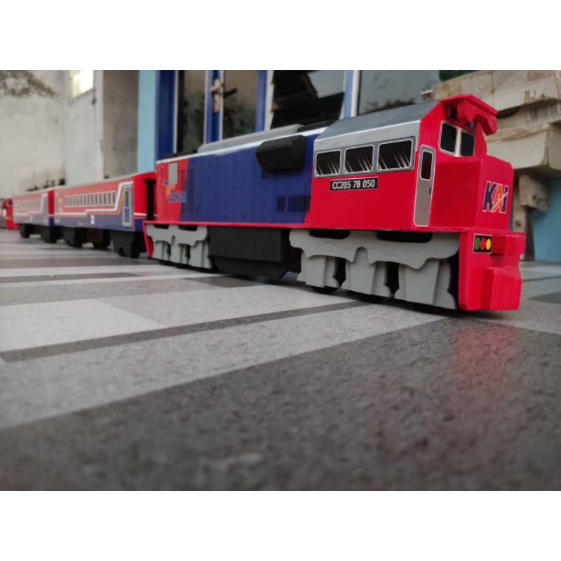 miniatur satu set kereta api kayu cc 205 + 2 gerbong logawa merah