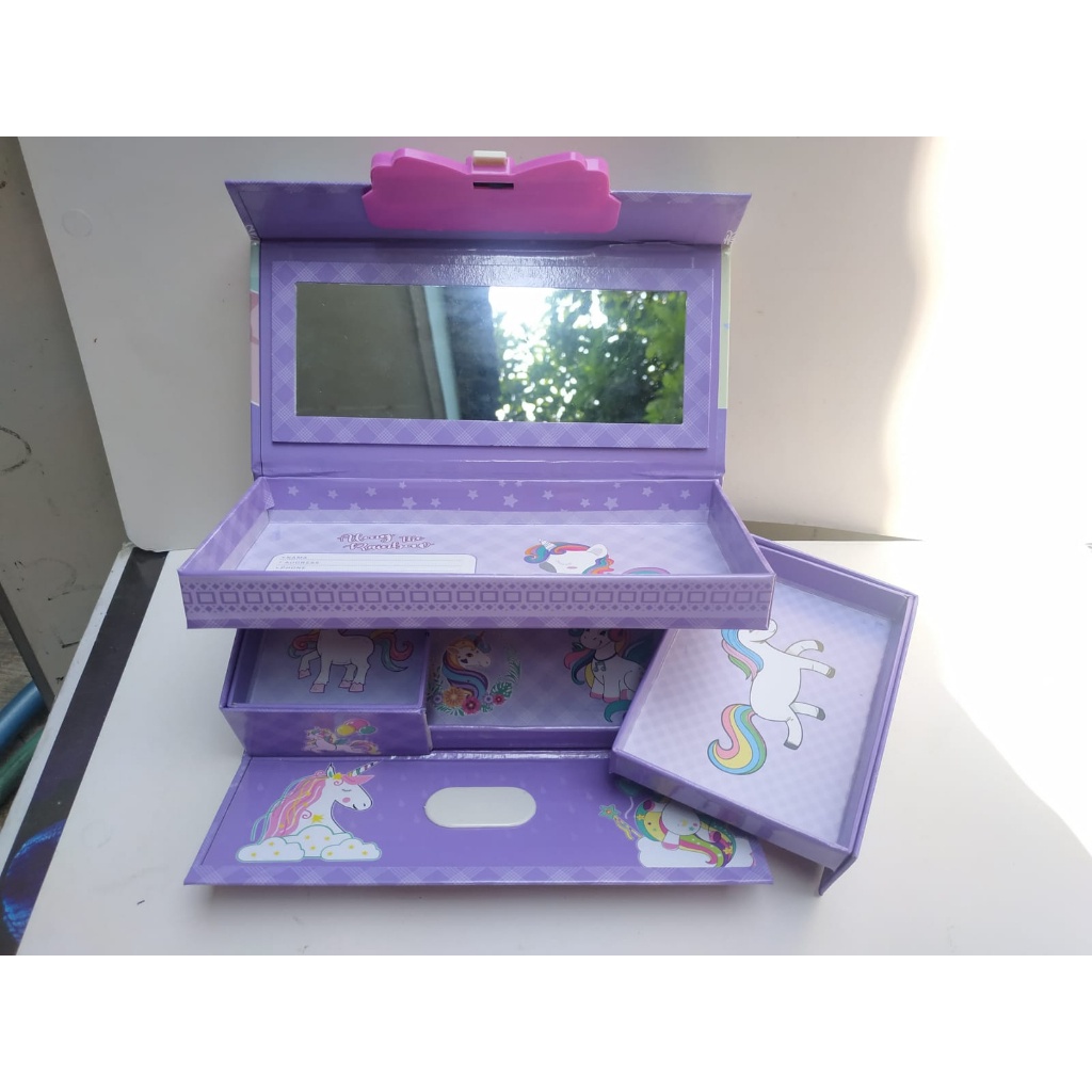 

KOTAK PENSIL 3D DENGAN KODE/SANDI MOTIF ANAK, TEMPAT ALAT TULIS TINGKAT 3 KARAKTER