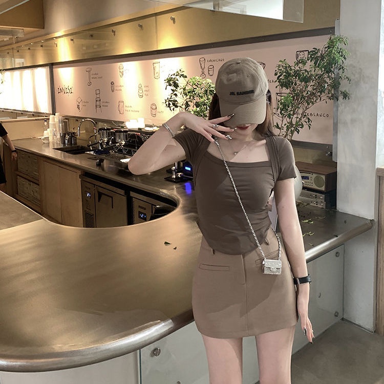 Red Lengan Pendek T-shirt Katun Wanita Musim Panas Kerah Persegi 2022 Baru Rasa Desain Niche Slim Slim Hot Gadis Bahu Depan top