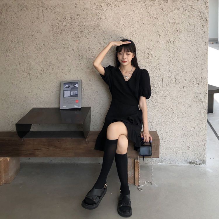 Red Gaun ukuran plus 200 kati menunjukkan saudara perempuan kurus dan gemuk menutupi perut dan mengurangi usia wanita musim panas 2021 platycodon baru V-neck gaun hitam kecil