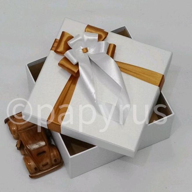 

7.7 Papyrus 20x20 Tinggi 10cm Kotak Kado Gift Box
