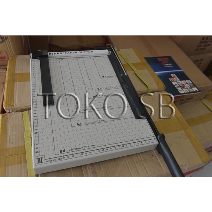 

Terlaris Cutting Mat Pemotong Kertas / Paper Trimmer / Paper Cutter B4 Kenko