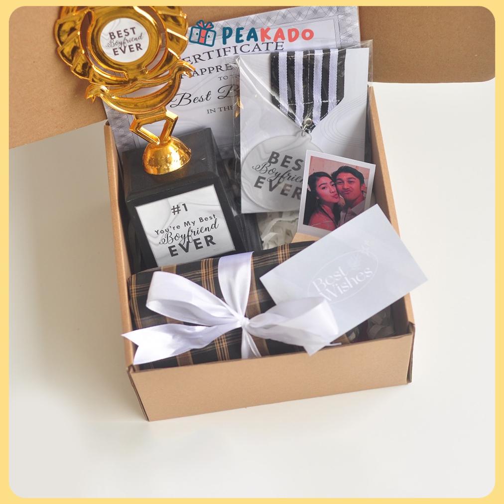 

PROMO GILAA Hampers Paket Kado Cowok Cewek Muslim Piala Medali Hijab Sarung Pria Gift Box Ulang Tahun Ultah Lebaran jcfn