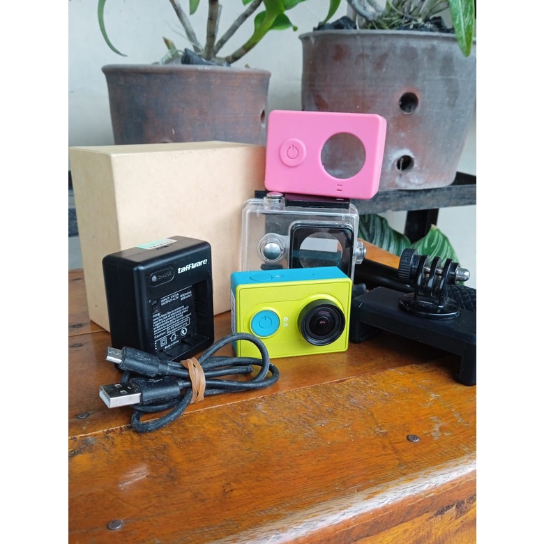 YI ACTION CAMERA GREEN