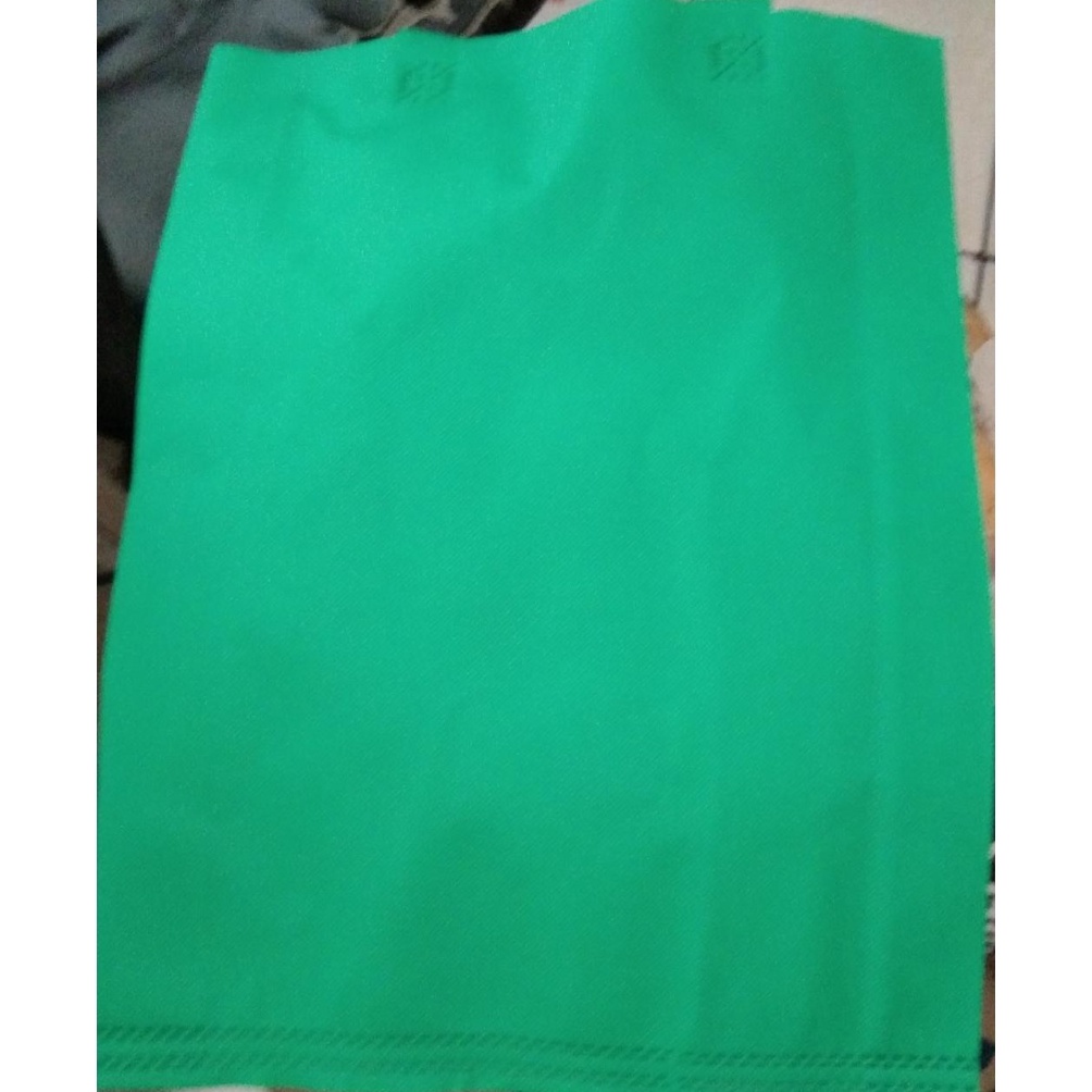 

Terbaru 4.4 1lusin (12pcs) PaHe ( PAket HEmat ) Goodie Bag Handle uk 38x45x8 kain 70gsm / Tas Spunbond