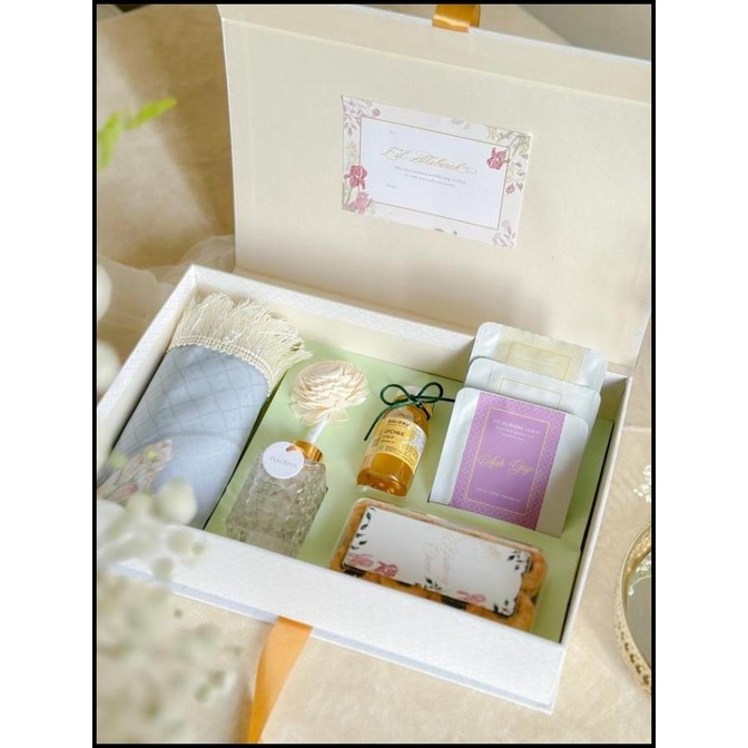 

Barang Terlaris Hampers Seville Package / Hampers Sejadah Kue Diffuser Sellyangelinastore