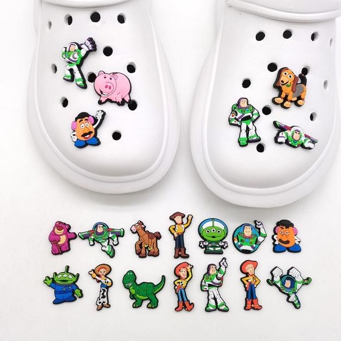 PIN SANDAL CROCS JIBBITZ TOY STORY WOODY BUZZ HIASAN SENDAL TOY-214