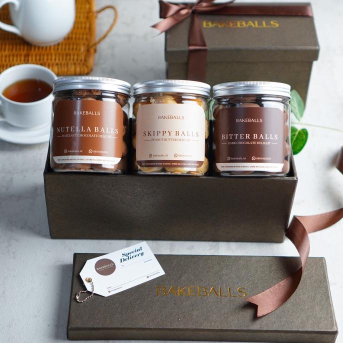 

Threelogy Hamper By Bakeballs | Gift Set Premium Cookies