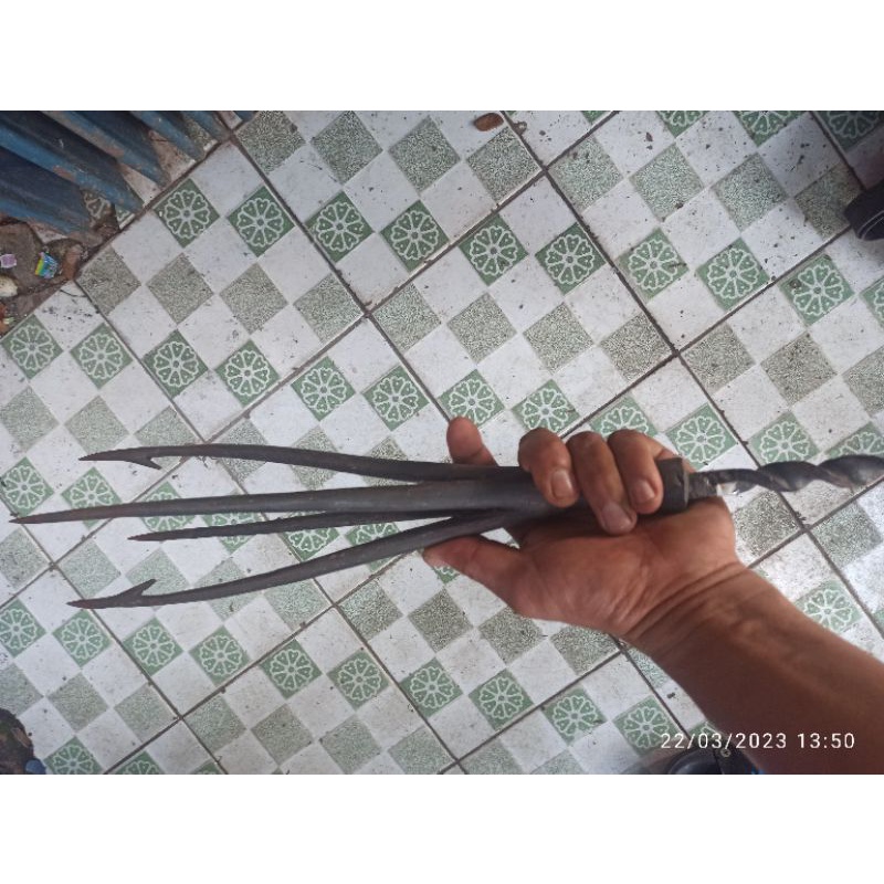 serampang ikan / alat berburu ikan