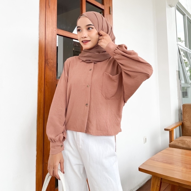 Kemeja Crop Crinkle Saku Satu Wanita Kmj01