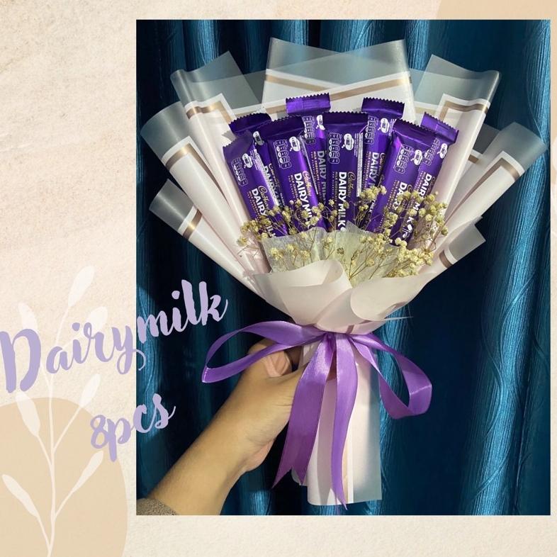 

Terbaru Buket cokelat // dairy milk 30gr // silverqueen // cadbury // buket bunga // buket snack