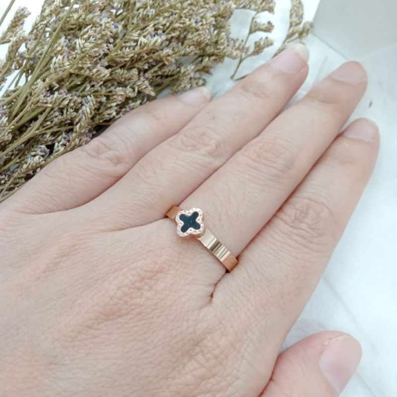 cincin titanium fashion bunga clover hitam