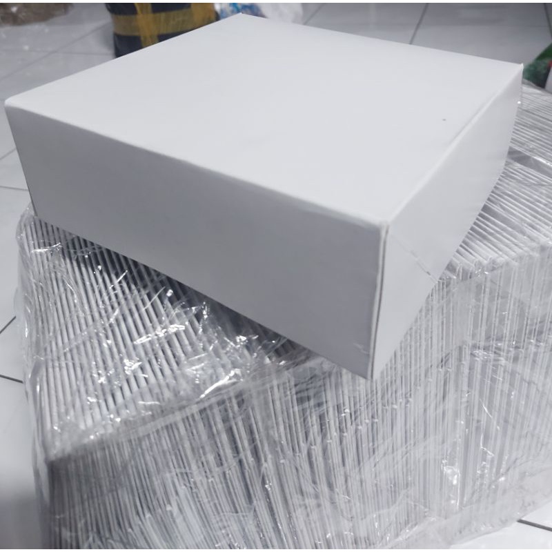 

Dus 18x18cm Putih Polos Sambung Tanpa Rakit & Diselip/Dus 18x18cm Praktis & Hemat Waktu