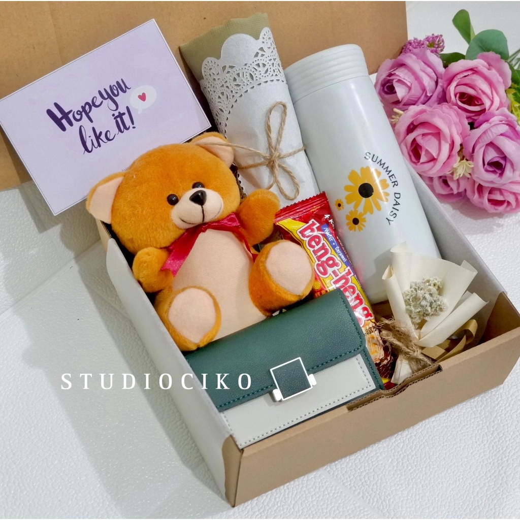 Kado Wisuda / Kado Ulang Tahun Cewek / Hampers Hijab / Gift Box Birthday / Giftbox Ultah / Kado Ultah Cewek / Hadiah Wisuda / Graduation Gift / Hampers Ulang Tahun by Studiociko