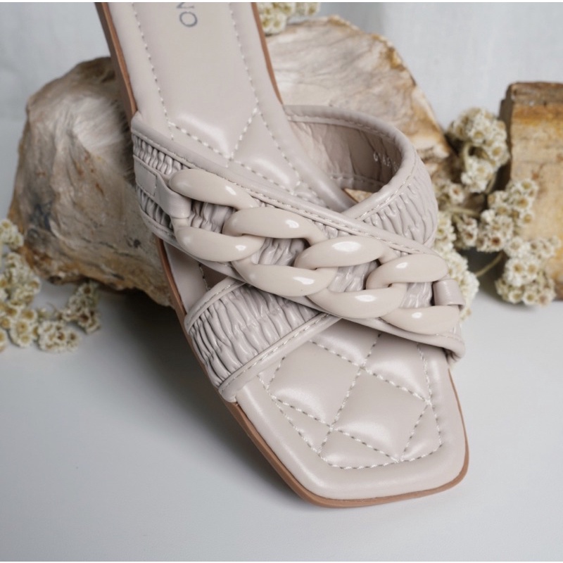 (HANYA 1 STOK) Sandal Gabino Flat slip on casual narumi G1AA2006/ Gabino Cream Ukuran 39 / Sandal Yu