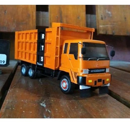 Miniatur truk Fuso Oren Dump 1