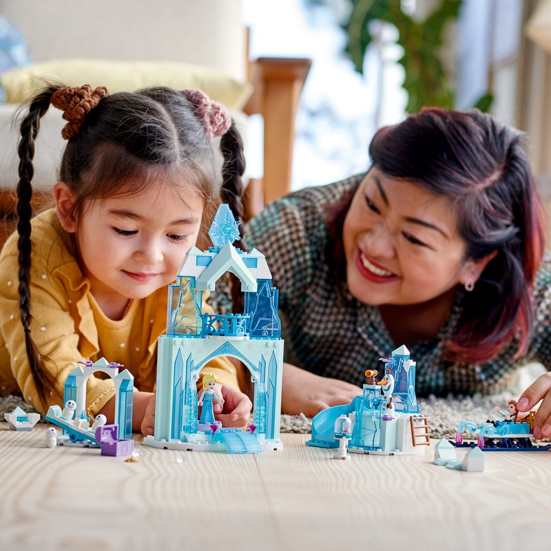 LEGO Disney 43194 Anna and Elsa’s Frozen Wonderland (154 Pieces) Balok Mainan Anak (4 Tahun+)