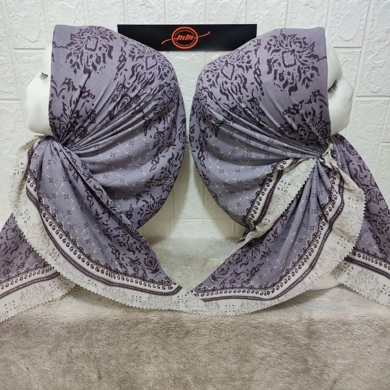 HIJAB SEGIEMPAT VOAL MOTIF ANGGREK UNGU MUDA