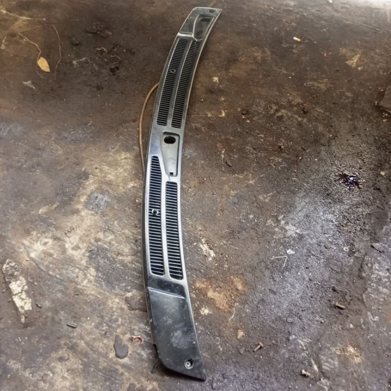 cover tutup wiper kisi-kisi bawah kaca depan Mazda 323 Elite trandy 86-89