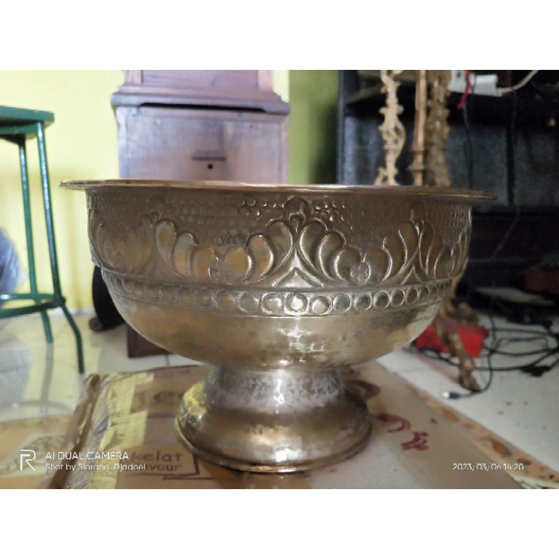 bokor antik kuno motif sangat detail