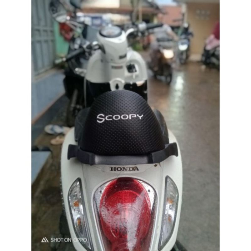 behel breket sandaran belakang motor Scoopy