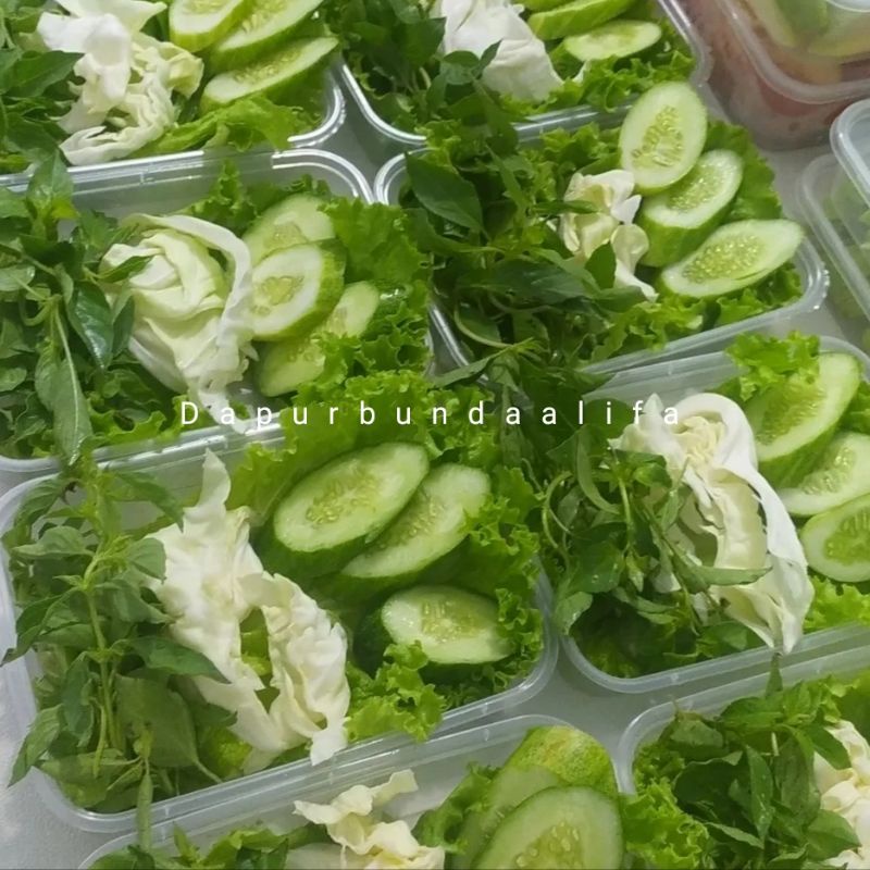 

LALAPAN sayur mentah , Timun , Kemangi , Kol , selada , sayur segar fresh