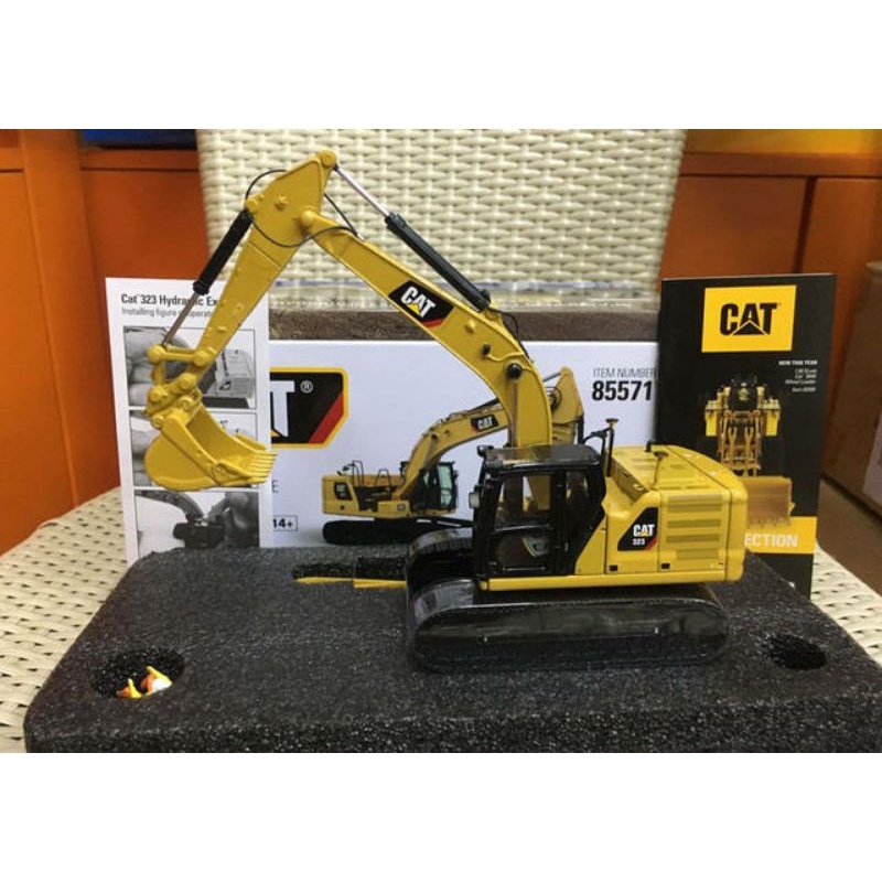 Miniatur Diecast Excavator Cat 323 Alat berat 1:50 Original