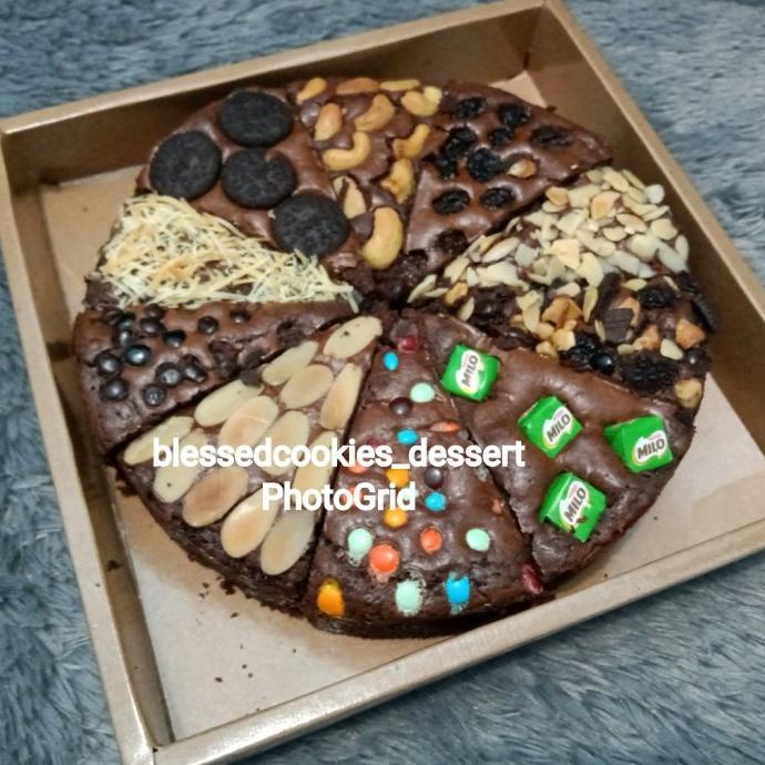 

BROWNIES FUDGY BROWNSUGAR PIZZA KEMASAN HAMPERS+KARTU UCAPAN