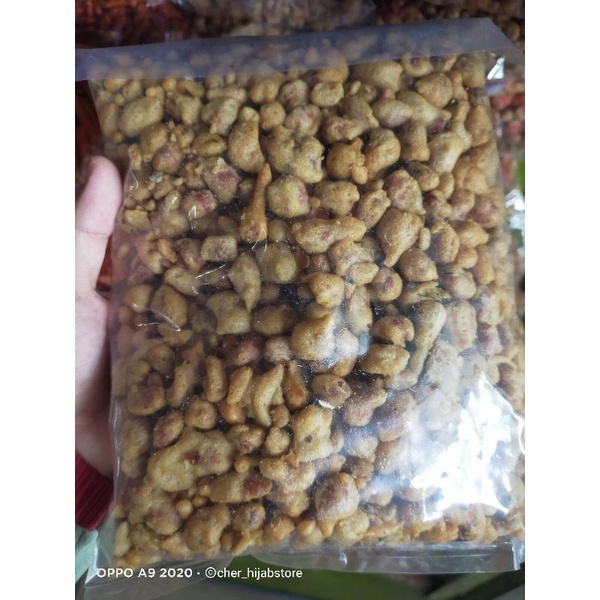 

cemilan kacang telor bandung atau kacang peyek