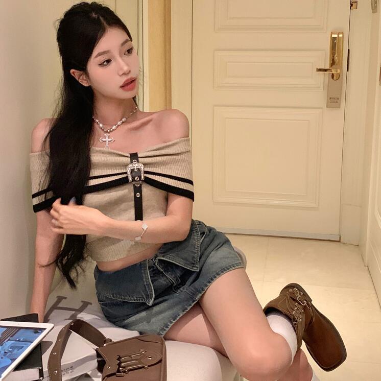 Red Spice girl one-shoulder lengan pendek rajutan bottoming shirt wanita musim panas versi Korea dari tulang selangka rasa desain niche slim short top