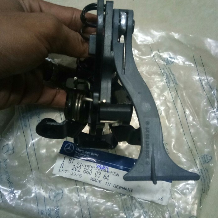 MCDY Perkap Mesin Rumah Tarikan Lidah Kap Mesin W202 & W210 Original