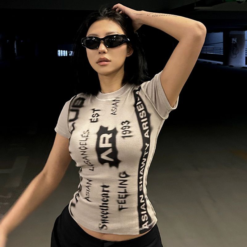 Red 2023 musim panas baru gaya keinginan murni bahu depan lengan pendek t-shirt wanita American retro hot gadis slim slim top pendek