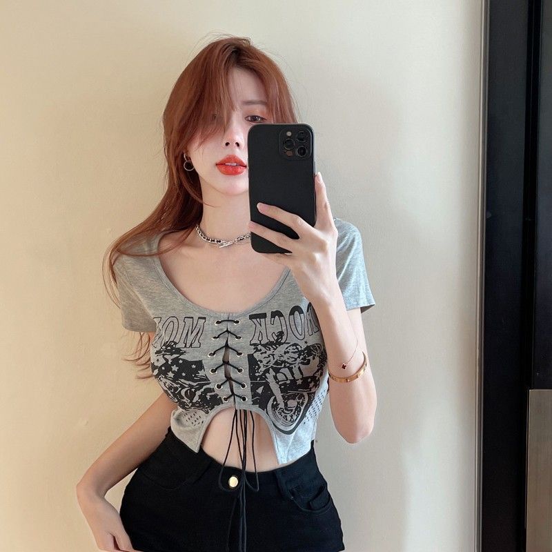 Red Design sense large neckline short tight-fit t-shirt wanita musim panas seksi memperlihatkan dada dan pinggang fashion hot girl collarbone top