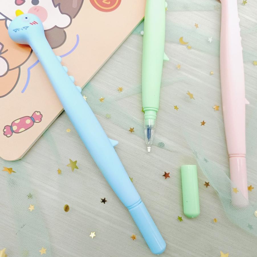 

Promo Habis 1 Lusin ( 12 Biji ) Pulpen Gel Motif Dino Lucu Imut / Bolpen Gel Karakter Dino