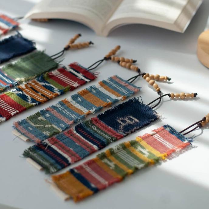 

Pembatas Buku Tenun Ikat - Cloth Bookmark | Noesa