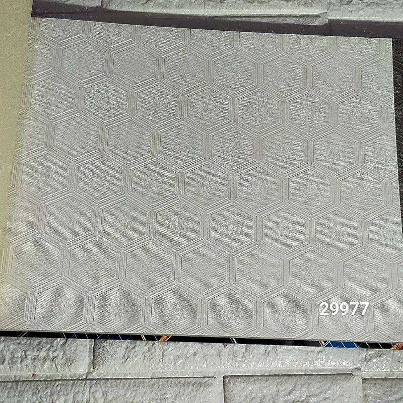 Wallpaper Dinding Motif Prisma Tekstur Timbul Putih Abu