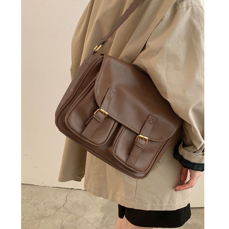 ▤❈♞Sera  Toko Retro Kapasitas Besar Messenger Tas Wanita 2023 Baru All-Match Single Tas Bahu Desain Niche Commuter Messenger tas