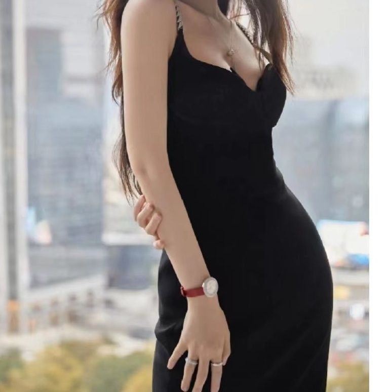 Yu Shuxin Star Gaun Suspender Seksi Hitam untuk Wanita Musim Semi2023Gaun Ketat Pinggang