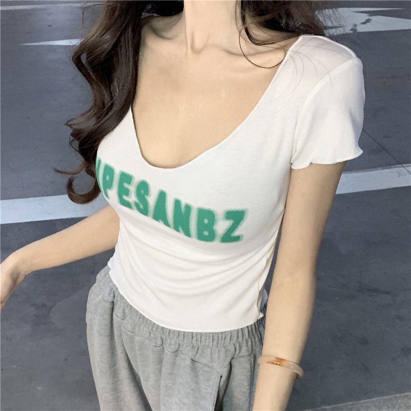 Red V-Leher Klavikula Bahu Depan Lengan Pendek T-shirt Wanita Musim Panas 2023 Baru Retro Slim Huruf Cetak Pendek Top