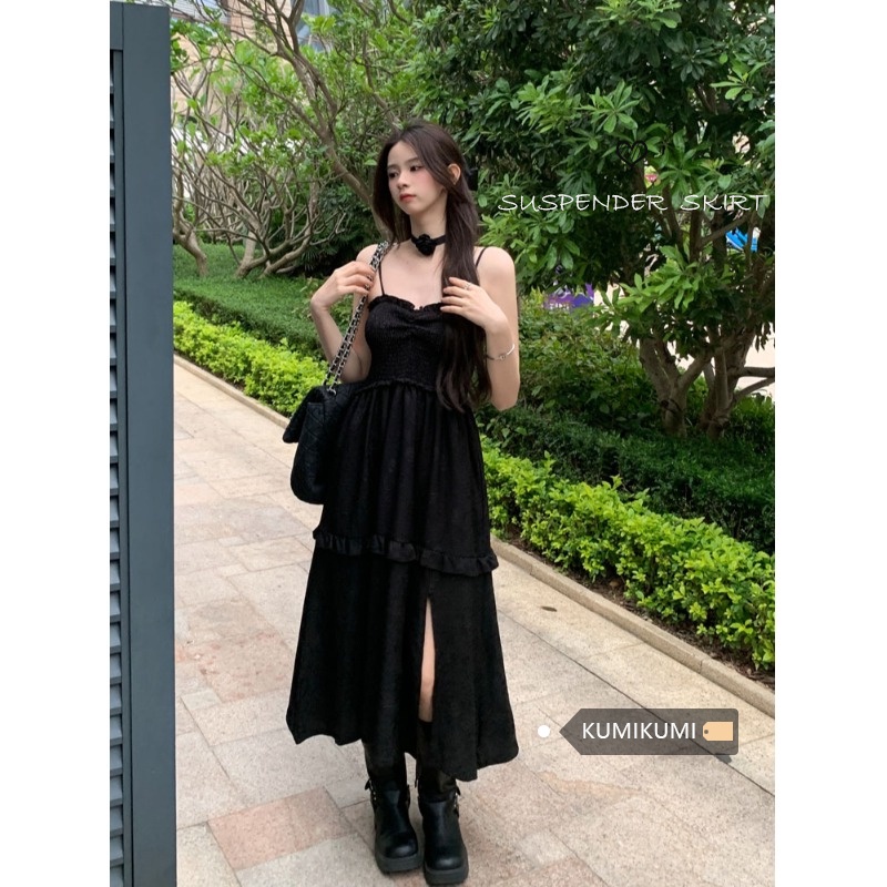 Red dreesGaun suspender hitam gaya liburan musim panas wanita longgar dan rok A-line celah tipis rok panjang sedang