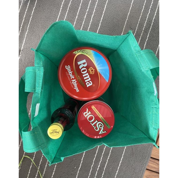 

Terlaris Harga Lusin Isi 12 Biji- Tas Hajatan Polos 22X22X30