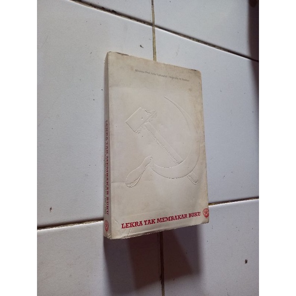 Lekra tak membakar buku - Rhoma Dwi dan Muhidin