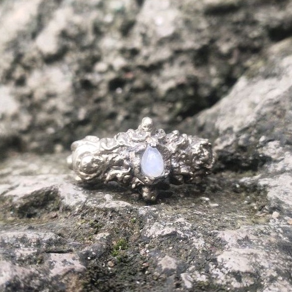 cincin temuan antik unik estimasi era kebudhaan atau kerajaan majapahit, dihiasi batu biduri bulan