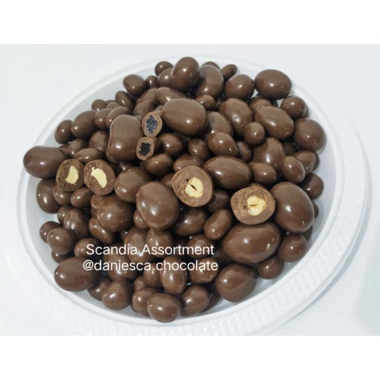 

.500gr coklat Scandia Assortment milk chocolate almond mede Raisin campur ( ds bgr ) Best Seller