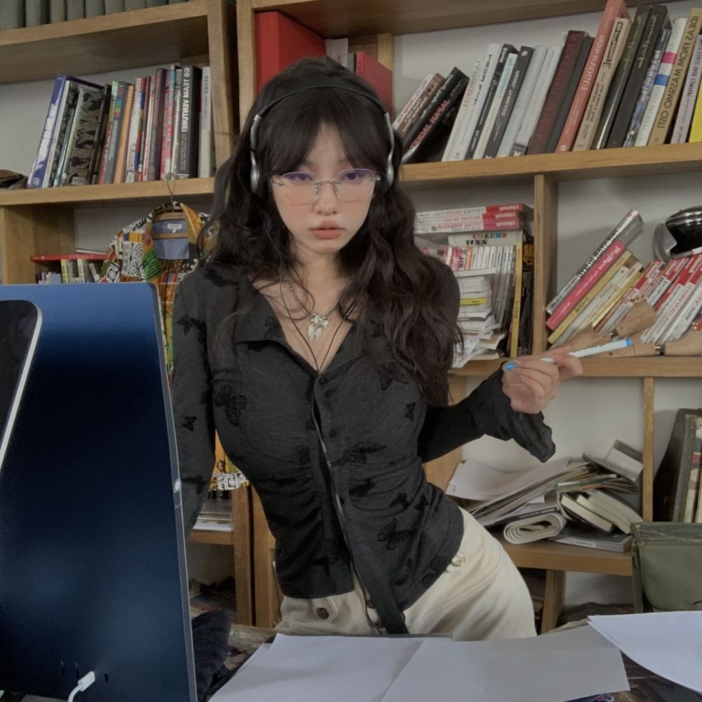 Red Pedas Pinggang Kecil Rasa Desain Halus Kupu-kupu Lengan Panjang Kardigan Kecil Wanita Musim Gugur Baru Retro Pelangsing dan Tipis bottoming Top