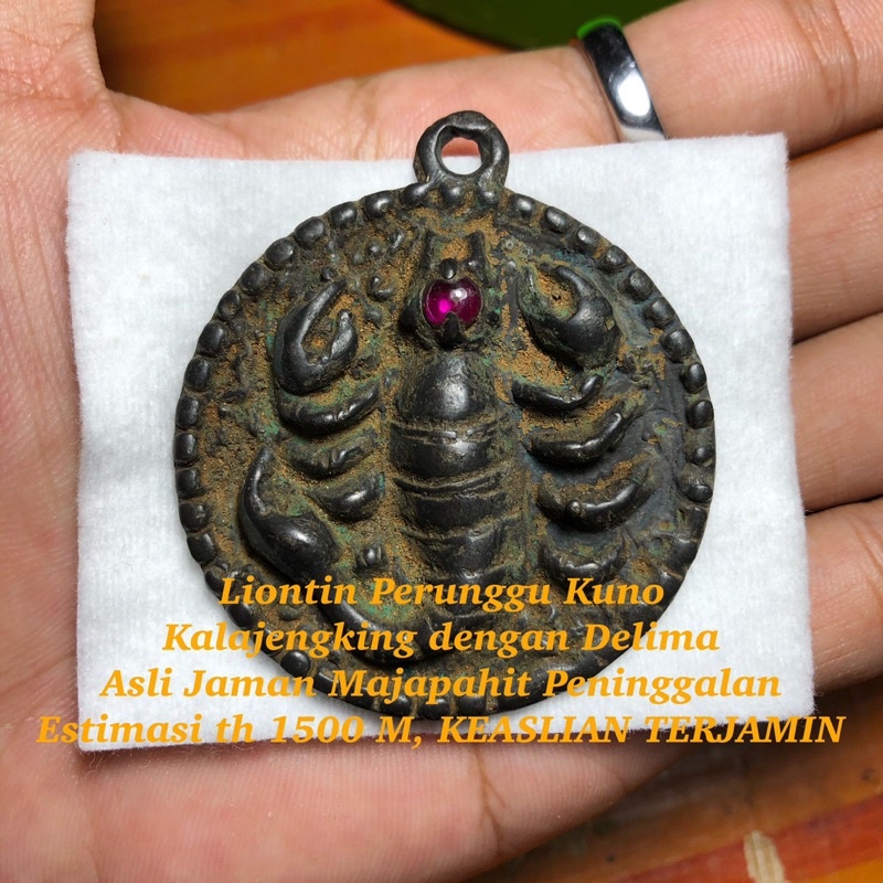 Liontin Perunggu Kuno Peninggalan Majapahit Motif Kalajengking