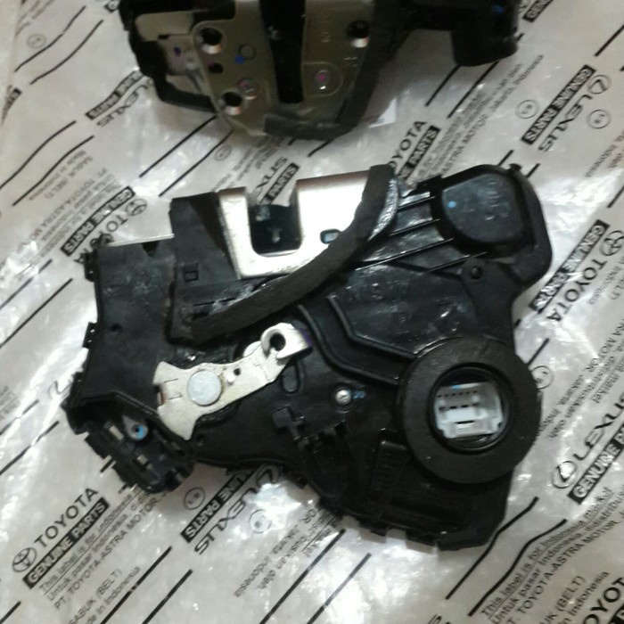Door lock pintu depan Toyota Innova ORIGINAL