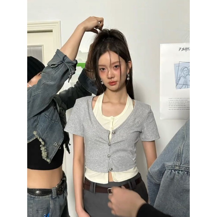 Red Palsu Dua Rasa Desain T-shirt Wanita Musim Panas 2023 Baru Gaya Pendek Slim Cardigan Leher Gantung Gadis Panas top In