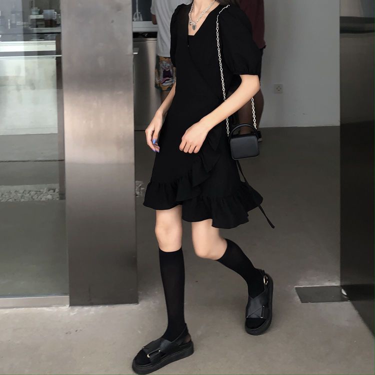 Red Gaun ukuran plus 200 kati menunjukkan saudara perempuan kurus dan gemuk menutupi perut dan mengurangi usia wanita musim panas 2021 platycodon baru V-neck gaun hitam kecil